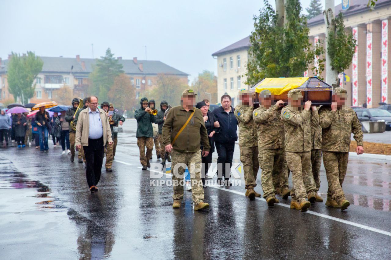 У Світловодську провели в останню дорогу захисника України Віталія Дядюру