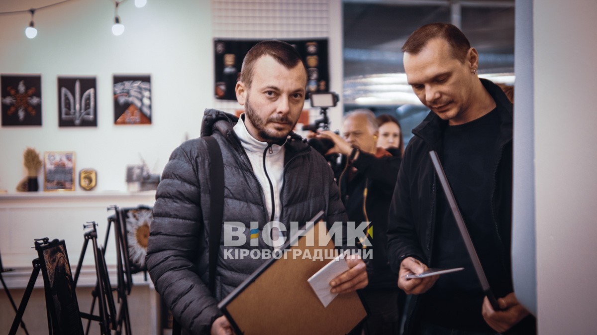 Світло крізь війну: захисники презентували власне мистецтво у Кропивницькому Світло крізь війну: захисники презентували власне мистецтво у Кропивницькому