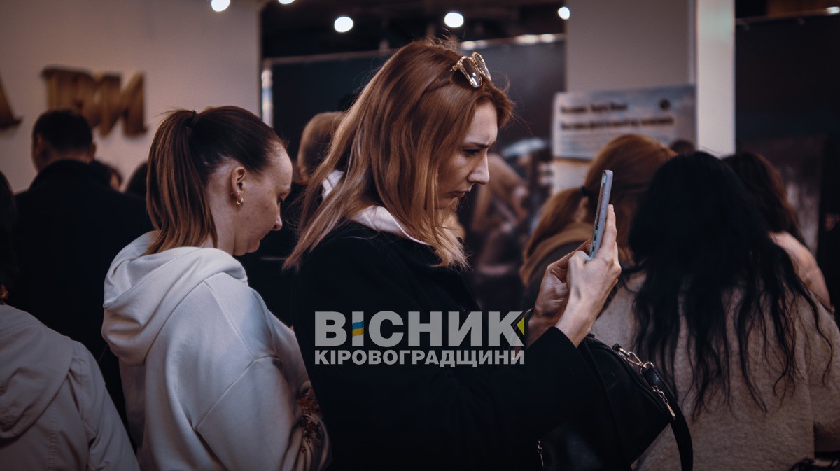 Світло крізь війну: захисники презентували власне мистецтво у Кропивницькому Світло крізь війну: захисники презентували власне мистецтво у Кропивницькому