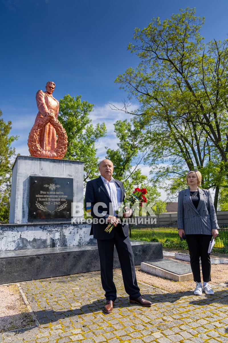 У Власівці вшанували полеглих у Другій світовій війні У Власівці вшанували полеглих у Другій світовій війні