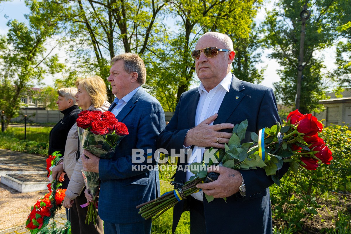 У Власівці вшанували полеглих у Другій світовій війні У Власівці вшанували полеглих у Другій світовій війні