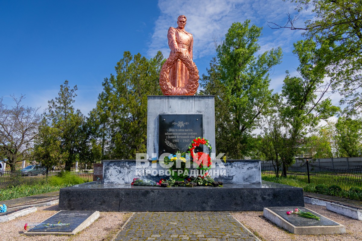У Власівці вшанували полеглих у Другій світовій війні У Власівці вшанували полеглих у Другій світовій війні