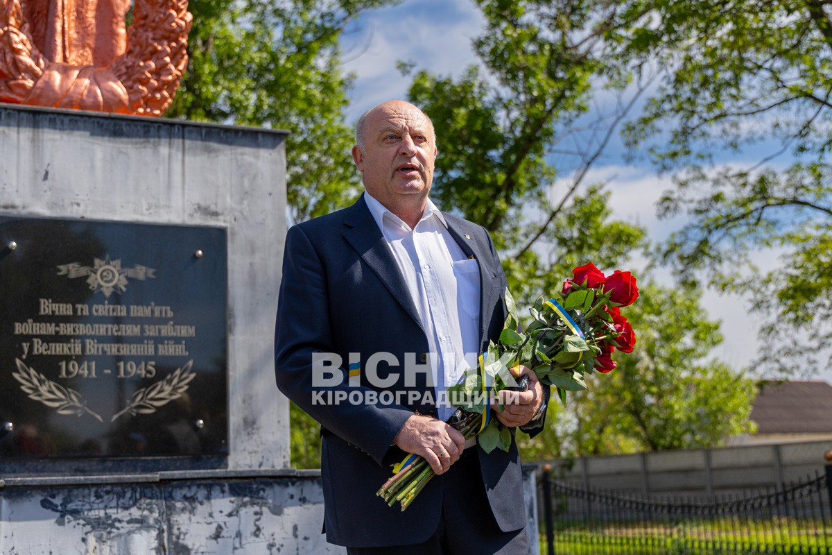 У Власівці вшанували полеглих у Другій світовій війні У Власівці вшанували полеглих у Другій світовій війні
