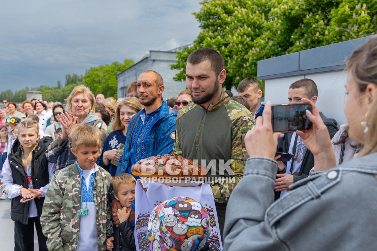 День вишиванки у Світловодську: символ незламності і вдячності День вишиванки у Світловодську: символ незламності і вдячності