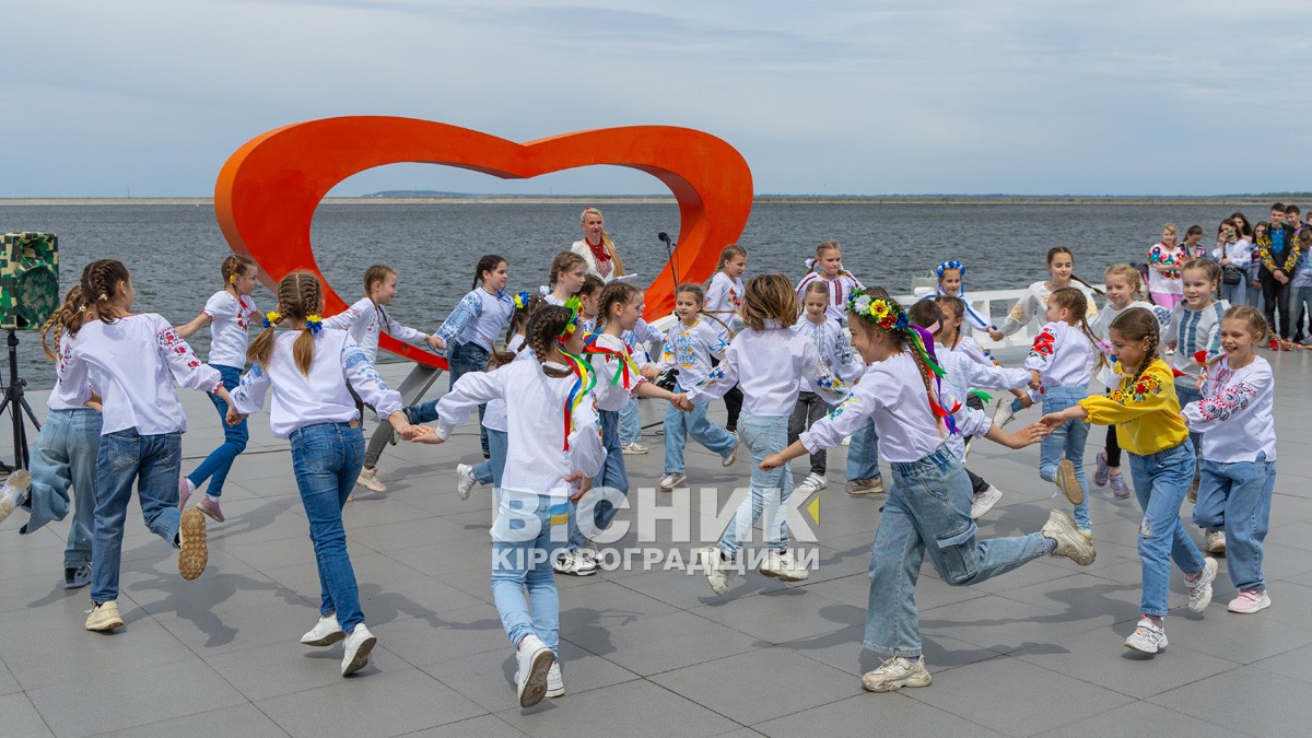 День вишиванки у Світловодську: символ незламності і вдячності День вишиванки у Світловодську: символ незламності і вдячності