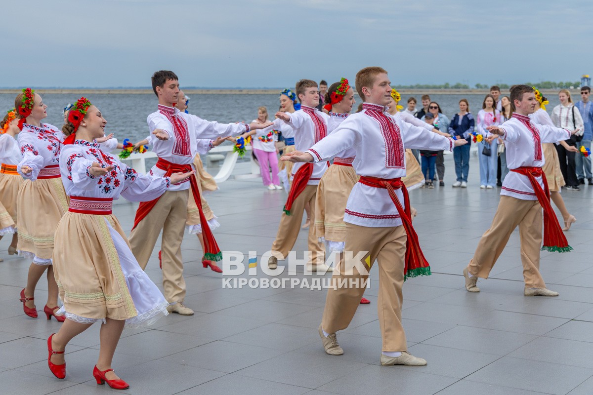 День вишиванки у Світловодську: символ незламності і вдячності День вишиванки у Світловодську: символ незламності і вдячності