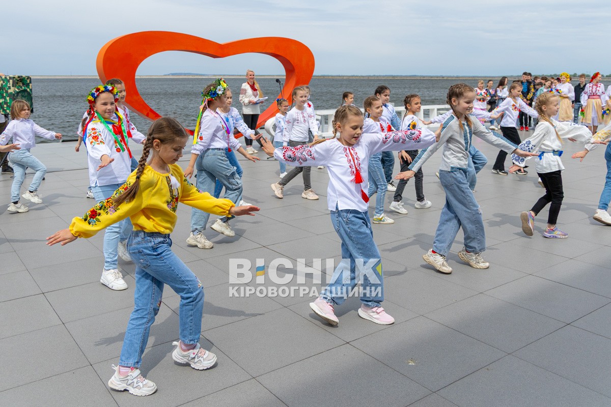 День вишиванки у Світловодську: символ незламності і вдячності День вишиванки у Світловодську: символ незламності і вдячності