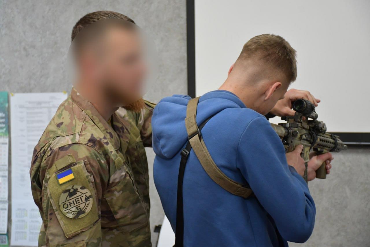 БПЛА, тактика і страйкбол: у Приютівській громаді 11-класники пройшли військові тренування БПЛА, тактика і страйкбол: у Приютівській громаді 11-класники пройшли військові тренування