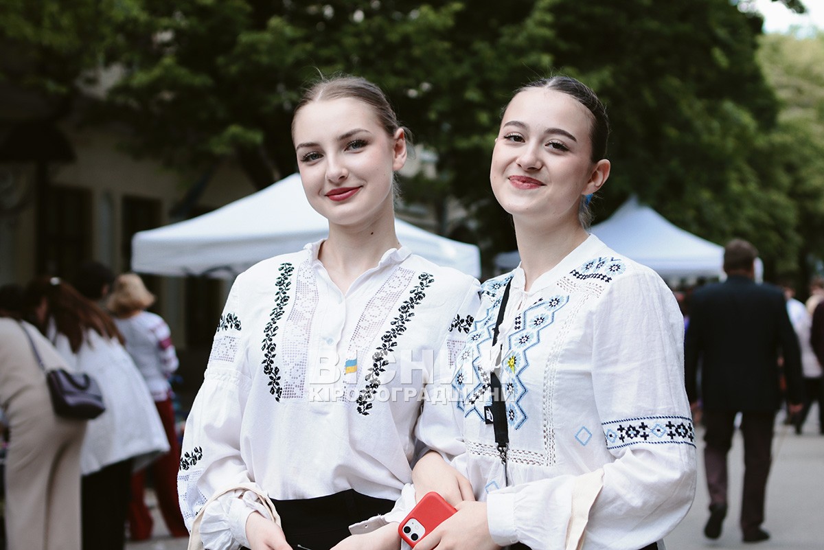 Рушник із фронту, манишка з війни і спідниці з Тасманії — як у Кропивницькому святкували День вишиванки