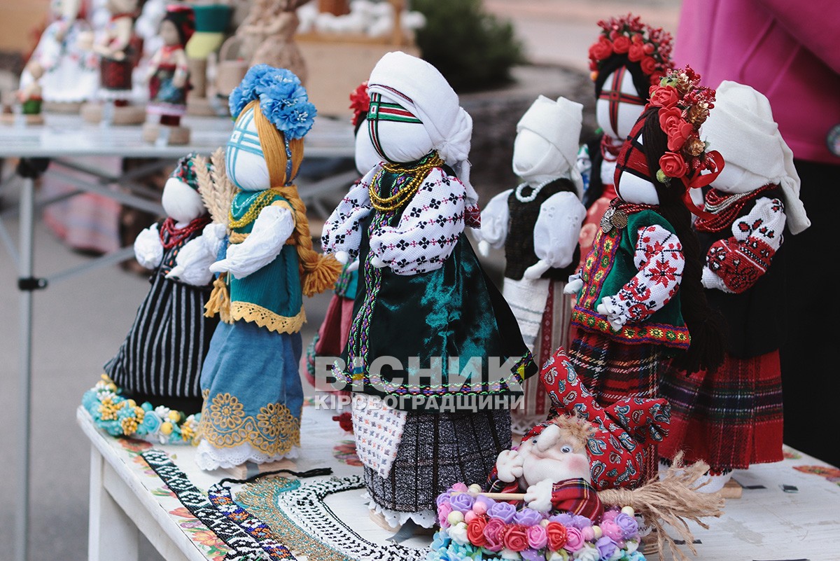 Рушник із фронту, манишка з війни і спідниці з Тасманії — як у Кропивницькому святкували День вишиванки