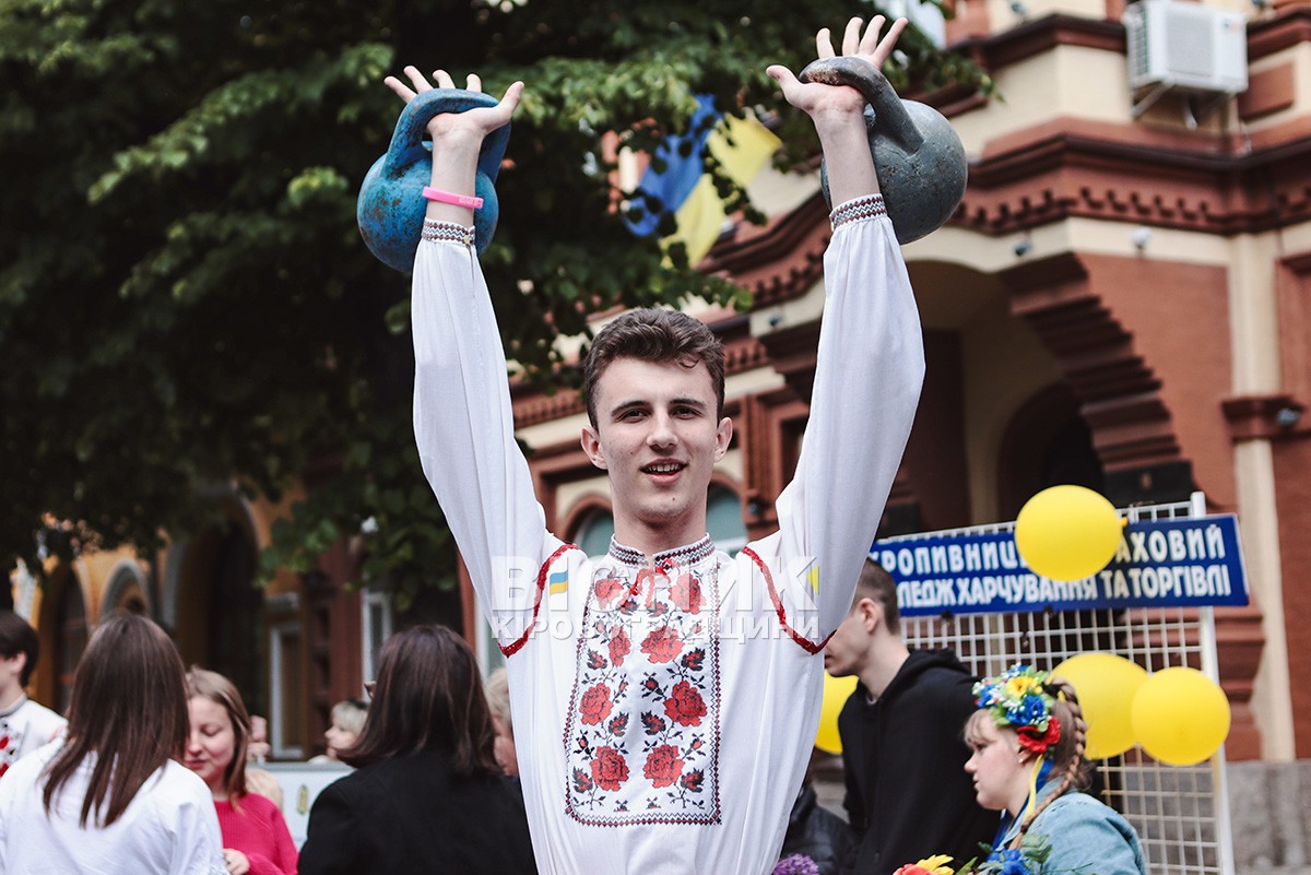 Рушник із фронту, манишка з війни і спідниці з Тасманії — як у Кропивницькому святкували День вишиванки