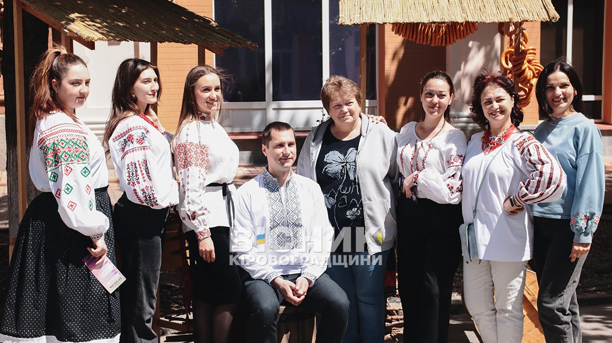 Рушник із фронту, манишка з війни і спідниці з Тасманії — як у Кропивницькому святкували День вишиванки