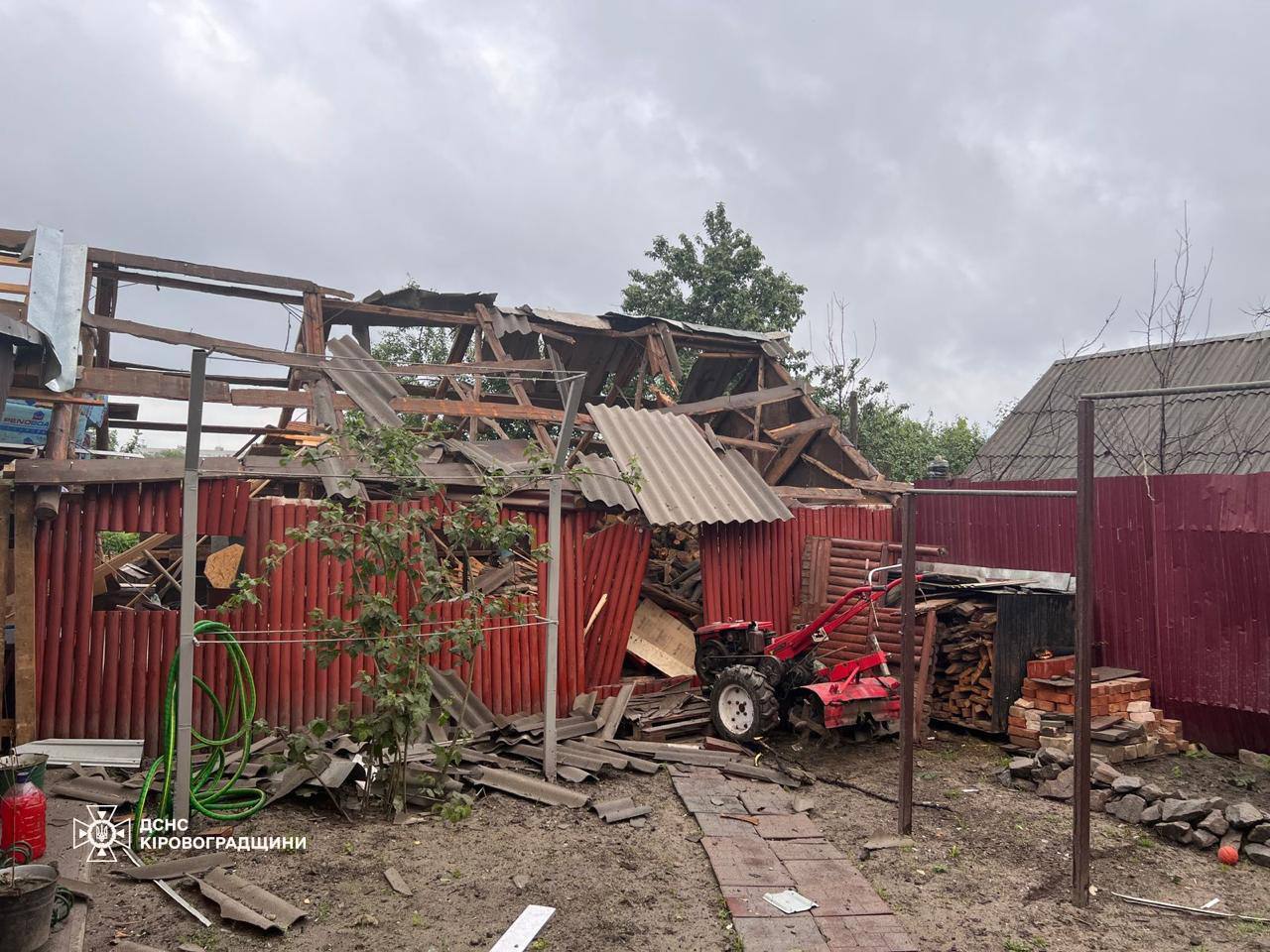 Ворог атакував промислове підприємство у Світловодську: є постраждалі, зруйноване житло, тривають рятувальні роботи Ворог атакував промислове підприємство у Світловодську: є постраждалі, зруйноване житло, тривають рятувальні роботи