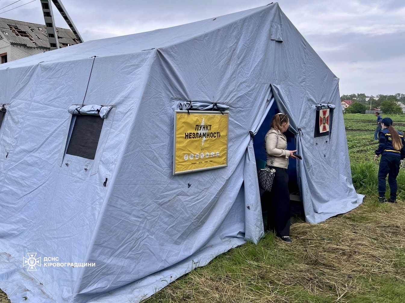 Ворог атакував промислове підприємство у Світловодську: є постраждалі, зруйноване житло, тривають рятувальні роботи Ворог атакував промислове підприємство у Світловодську: є постраждалі, зруйноване житло, тривають рятувальні роботи