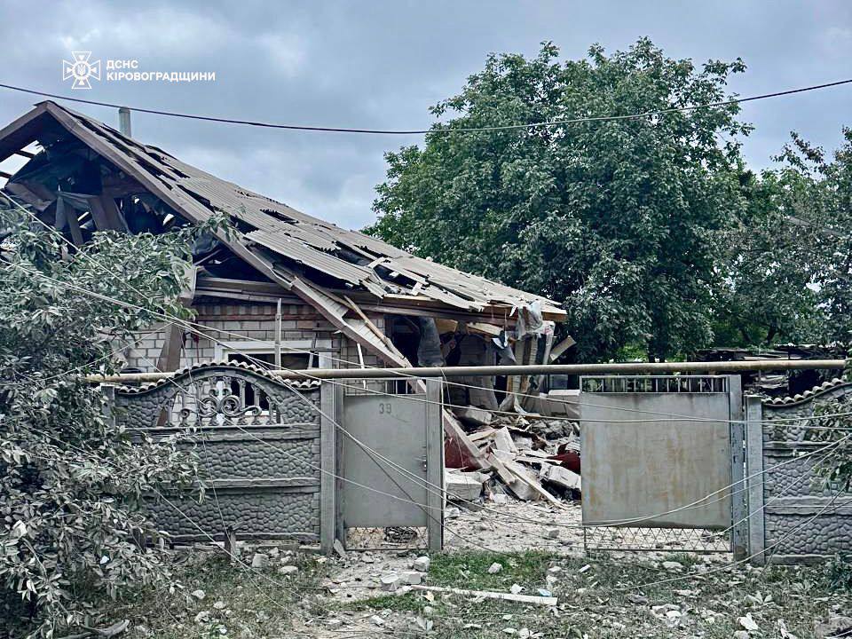 Ворог атакував промислове підприємство у Світловодську: є постраждалі, зруйноване житло, тривають рятувальні роботи Ворог атакував промислове підприємство у Світловодську: є постраждалі, зруйноване житло, тривають рятувальні роботи