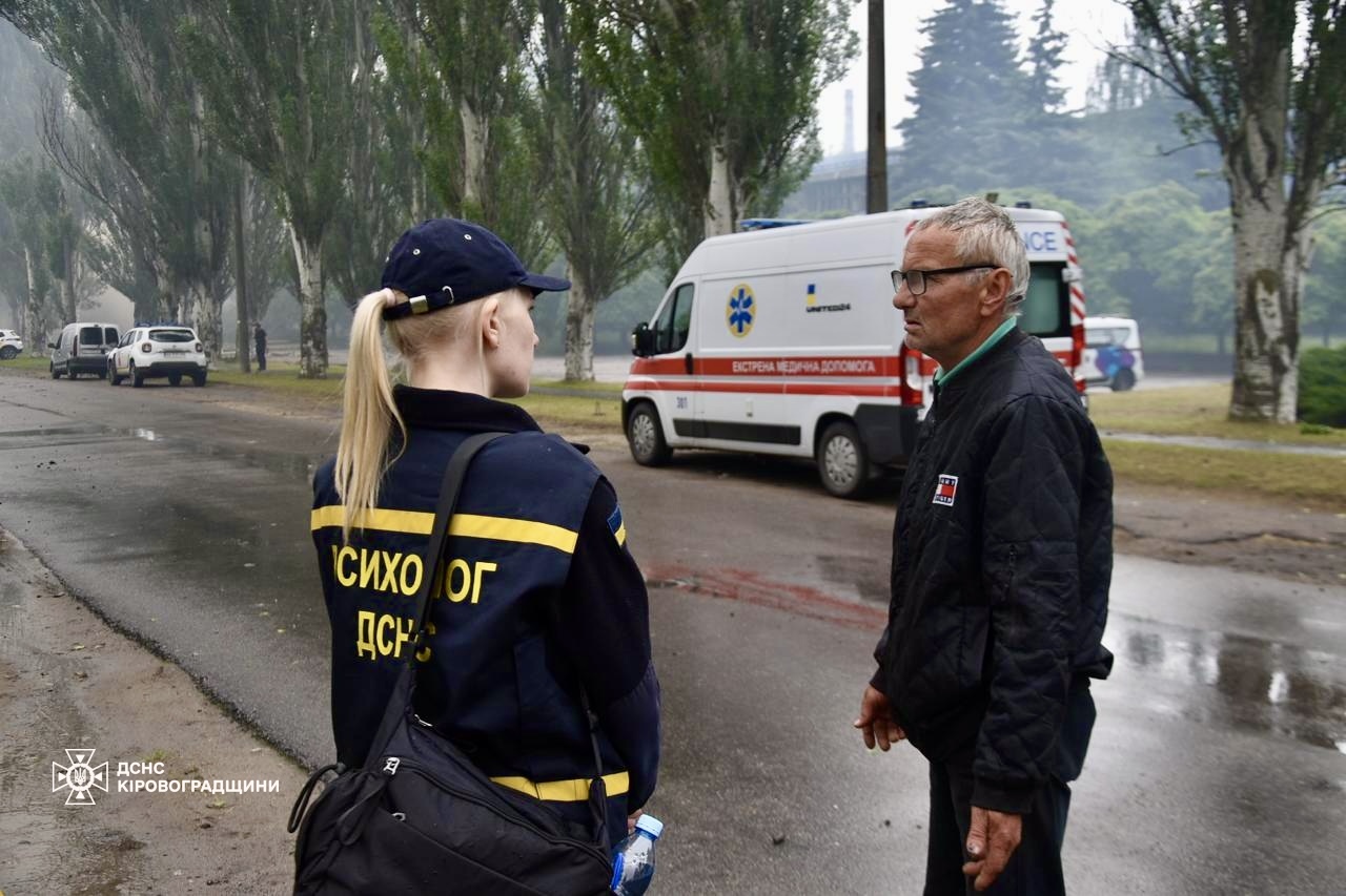 Ворог атакував промислове підприємство у Світловодську: є постраждалі, зруйноване житло, тривають рятувальні роботи Ворог атакував промислове підприємство у Світловодську: є постраждалі, зруйноване житло, тривають рятувальні роботи