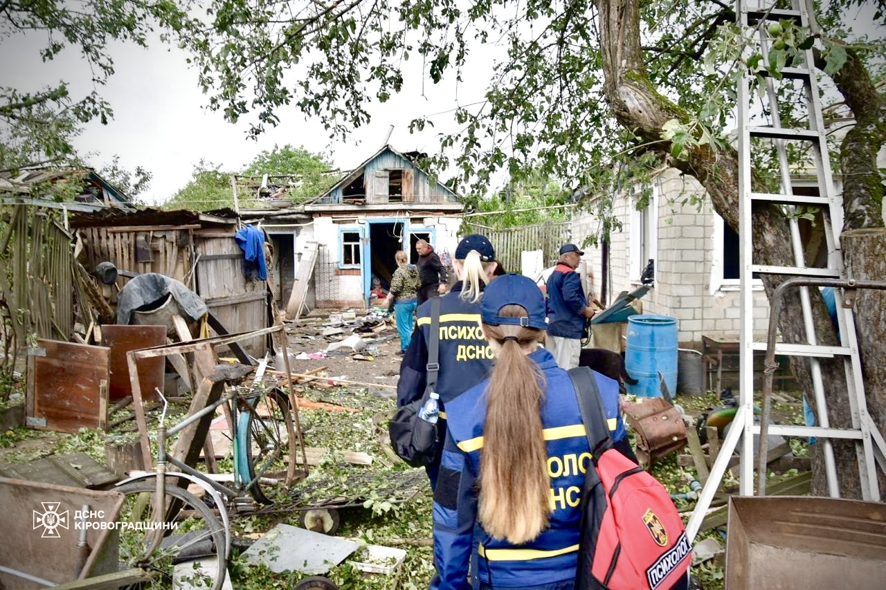 Ворог атакував промислове підприємство у Світловодську: є постраждалі, зруйноване житло, тривають рятувальні роботи Ворог атакував промислове підприємство у Світловодську: є постраждалі, зруйноване житло, тривають рятувальні роботи