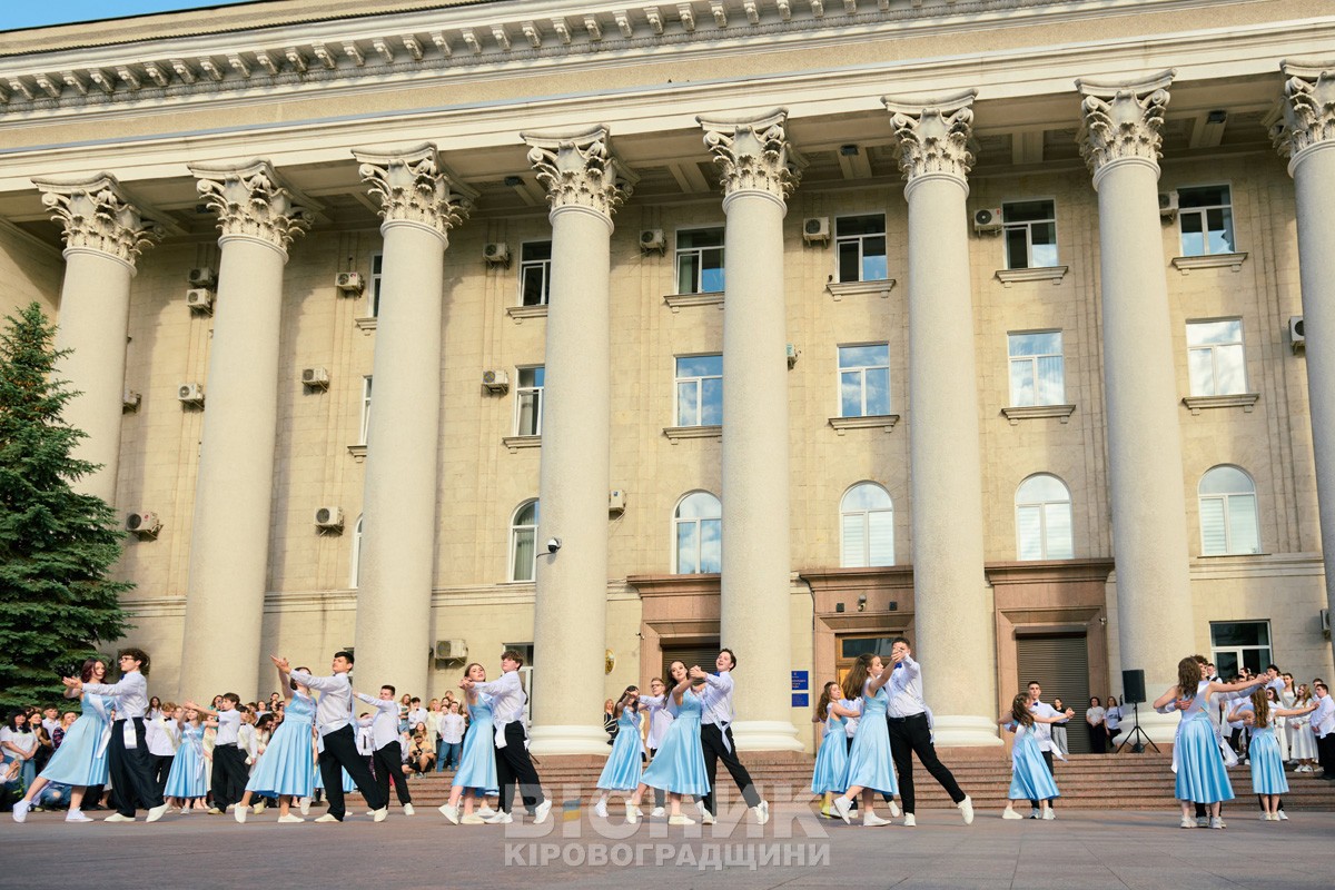 У Кропивницькому відбувся Фестиваль випускних вальсів У Кропивницькому відбувся Фестиваль випускних вальсів