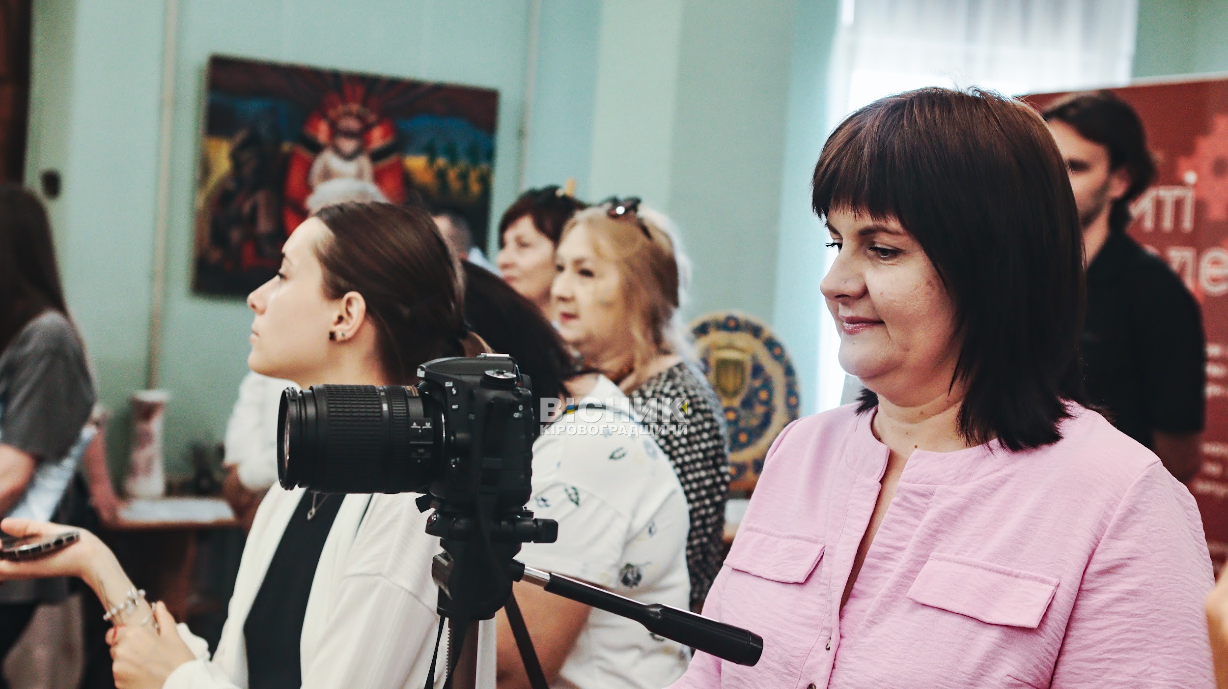 В епіцентрі подій: у Кропивницькому презентували фотовиставку про журналістів, які змінюють хід війни В епіцентрі подій: у Кропивницькому презентували фотовиставку про журналістів, які змінюють хід війни