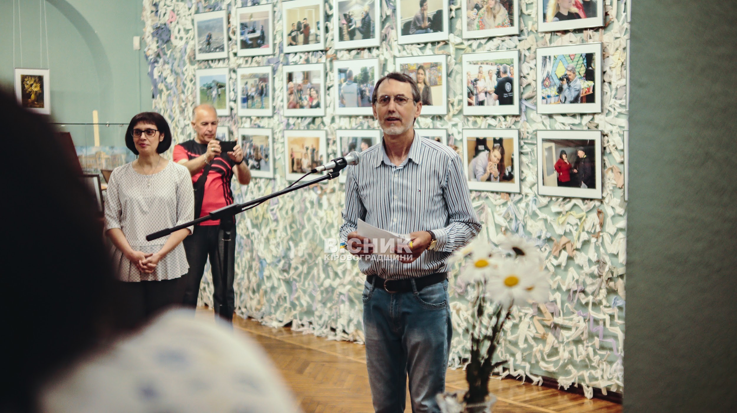 В епіцентрі подій: у Кропивницькому презентували фотовиставку про журналістів, які змінюють хід війни В епіцентрі подій: у Кропивницькому презентували фотовиставку про журналістів, які змінюють хід війни