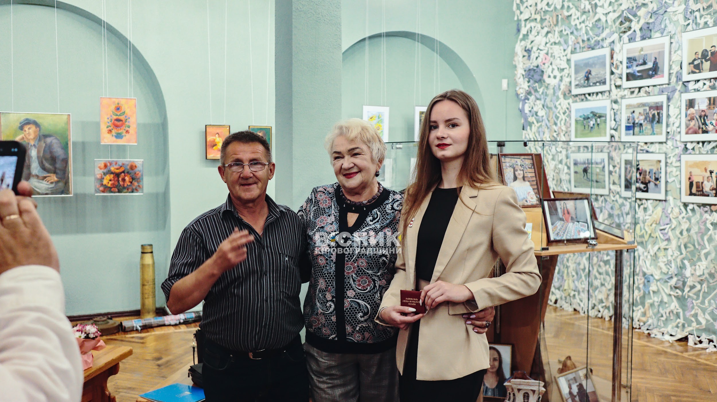 В епіцентрі подій: у Кропивницькому презентували фотовиставку про журналістів, які змінюють хід війни В епіцентрі подій: у Кропивницькому презентували фотовиставку про журналістів, які змінюють хід війни