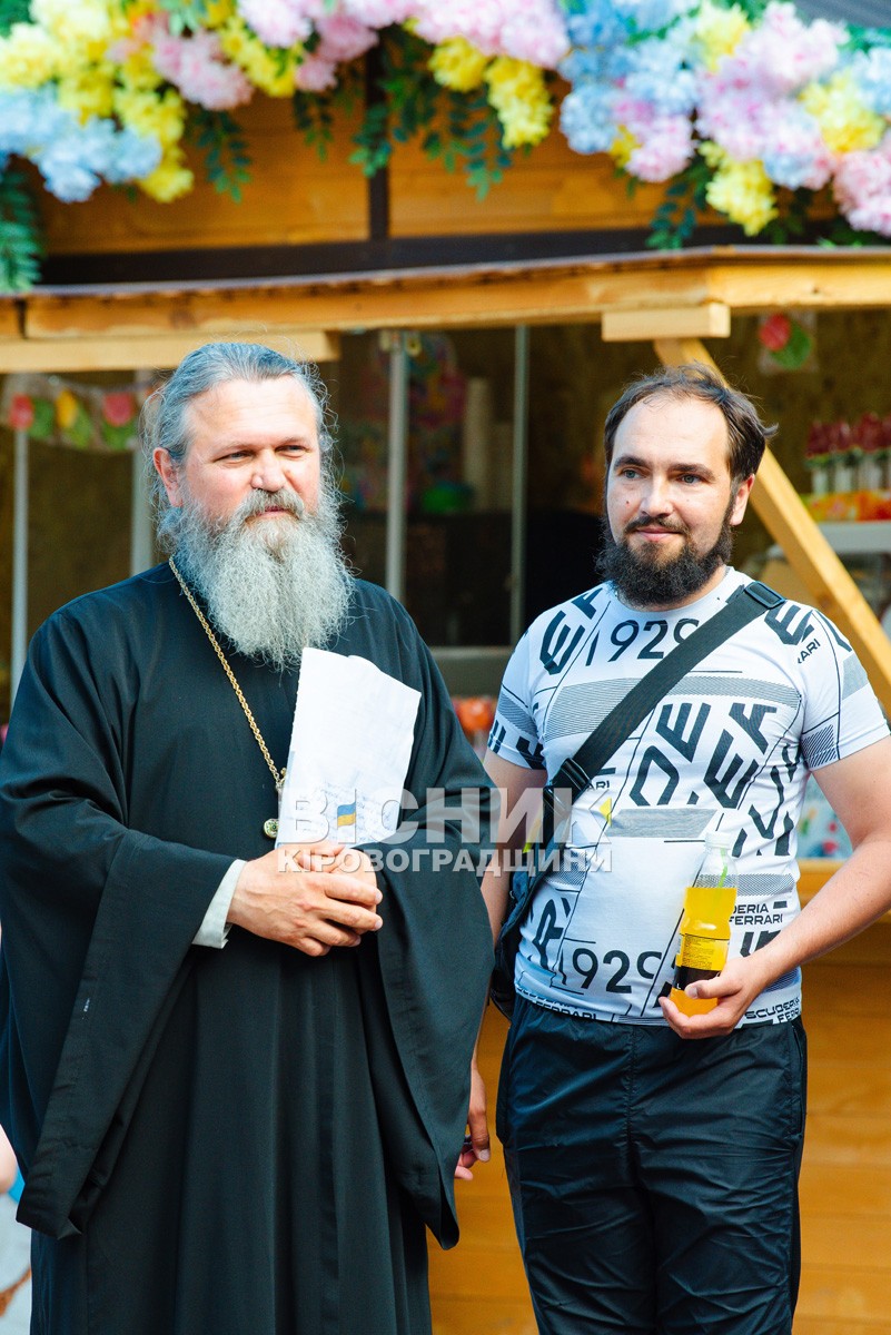 Кропивницький розквітнув добром: діти й волонтери провели "Свято білої квітки" для підтримки фронту Кропивницький розквітнув добром: діти й волонтери провели "Свято білої квітки" для підтримки фронту