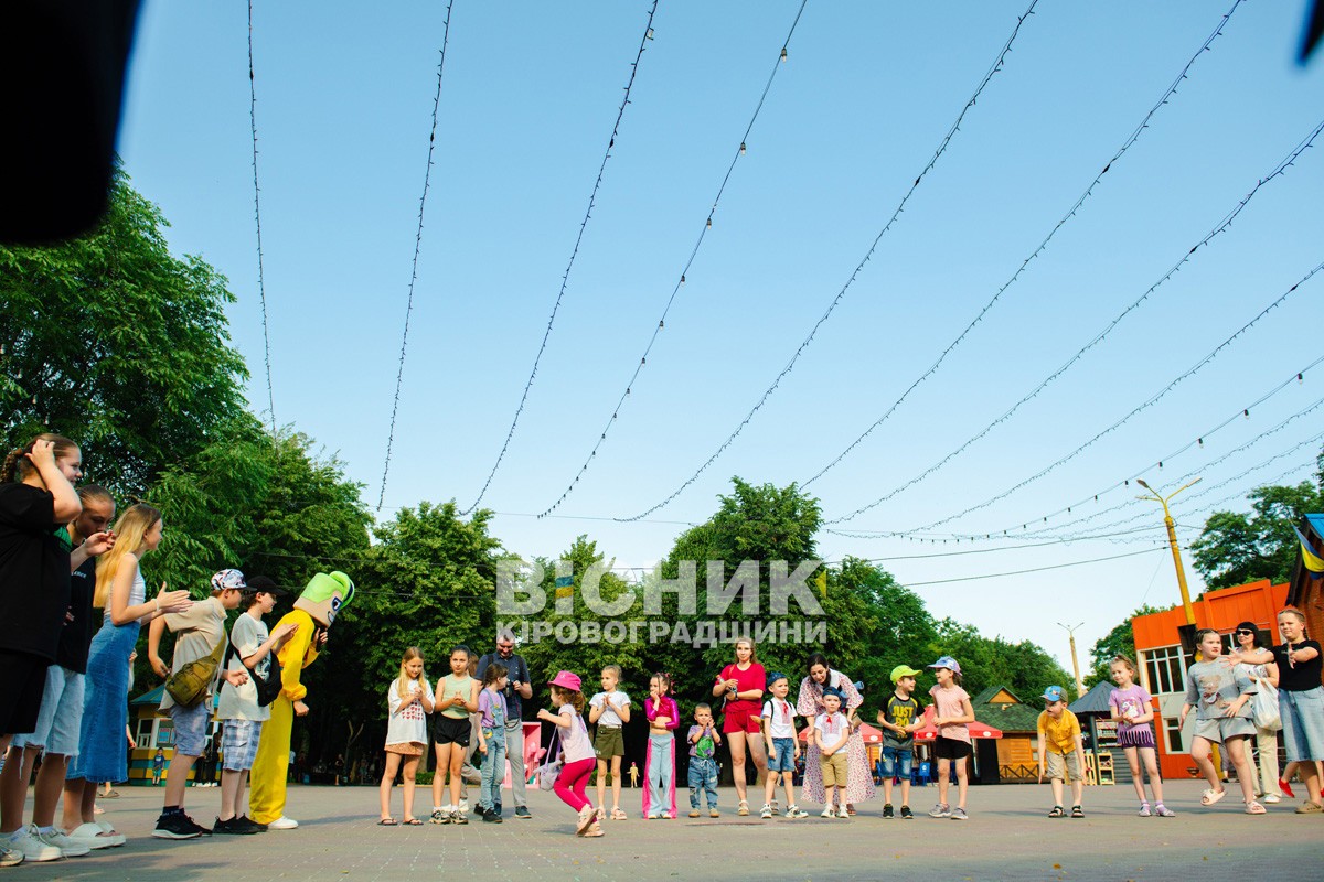 Кропивницький розквітнув добром: діти й волонтери провели "Свято білої квітки" для підтримки фронту Кропивницький розквітнув добром: діти й волонтери провели "Свято білої квітки" для підтримки фронту