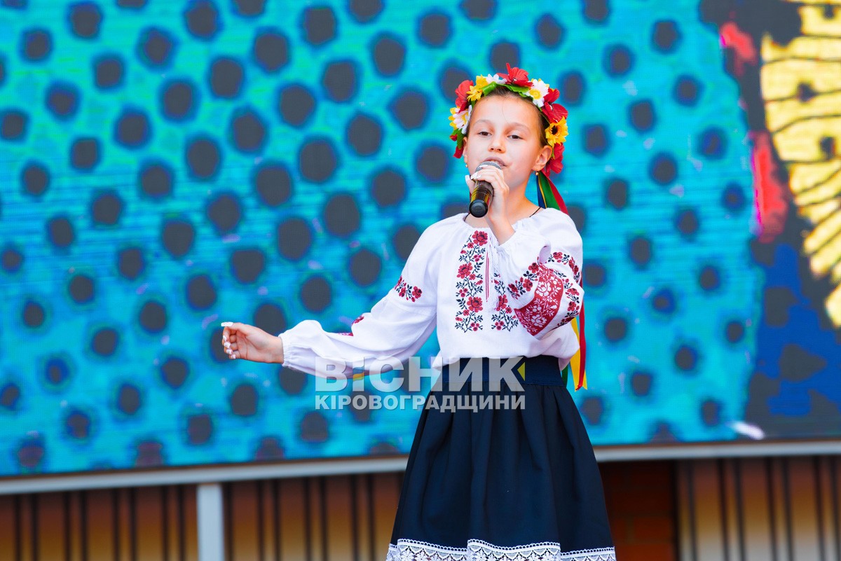 Кропивницький розквітнув добром: діти й волонтери провели "Свято білої квітки" для підтримки фронту Кропивницький розквітнув добром: діти й волонтери провели "Свято білої квітки" для підтримки фронту