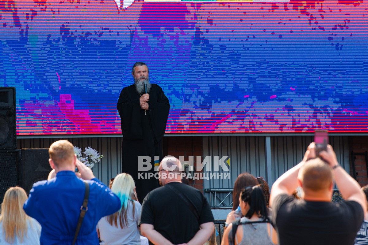 Кропивницький розквітнув добром: діти й волонтери провели "Свято білої квітки" для підтримки фронту Кропивницький розквітнув добром: діти й волонтери провели "Свято білої квітки" для підтримки фронту