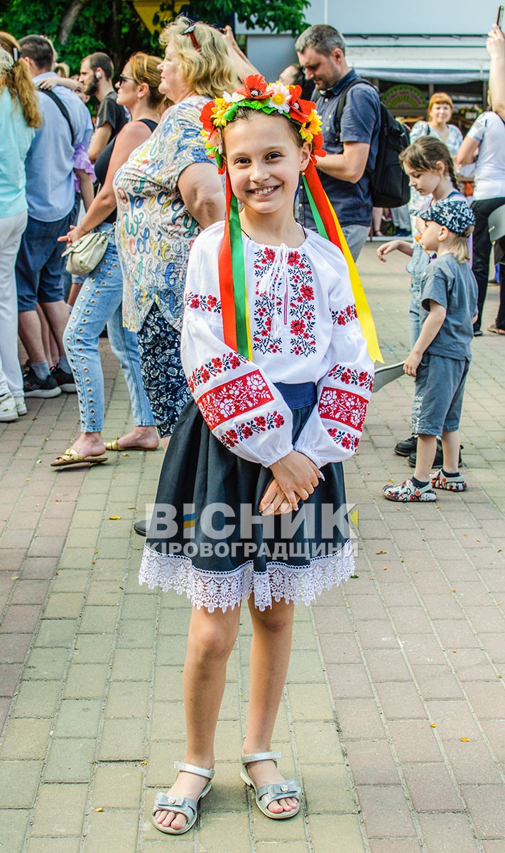 Кропивницький розквітнув добром: діти й волонтери провели "Свято білої квітки" для підтримки фронту Кропивницький розквітнув добром: діти й волонтери провели "Свято білої квітки" для підтримки фронту