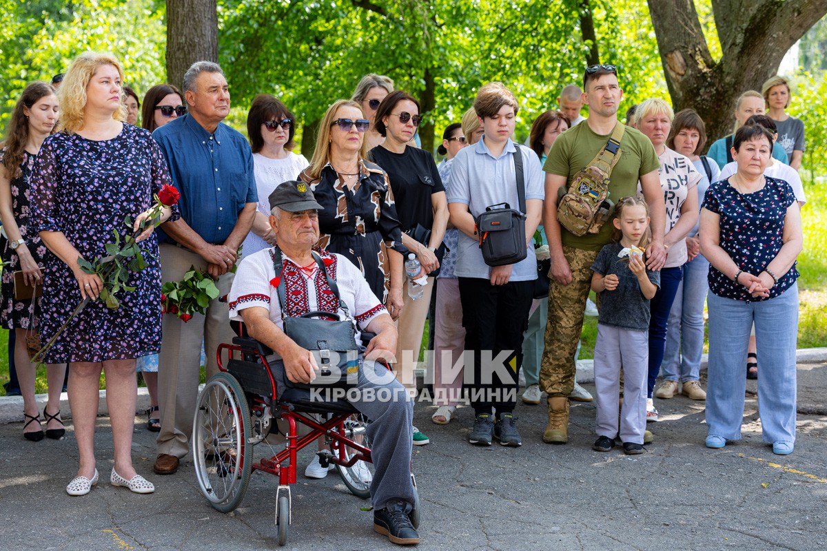 У Світловодську відкрили меморіальні дошки Сергію Батяшову та Євгену Віннікову У Світловодську відкрили меморіальні дошки Сергію Батяшову та Євгену Віннікову
