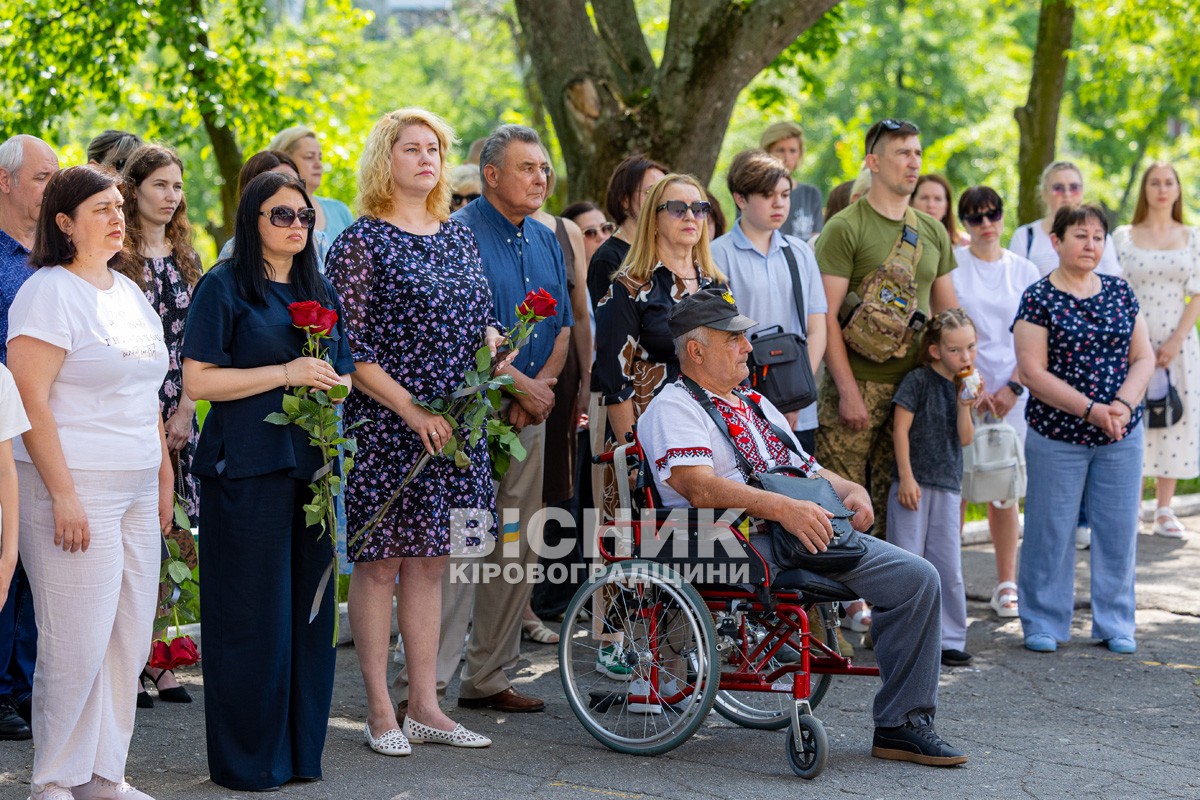 У Світловодську відкрили меморіальні дошки Сергію Батяшову та Євгену Віннікову У Світловодську відкрили меморіальні дошки Сергію Батяшову та Євгену Віннікову