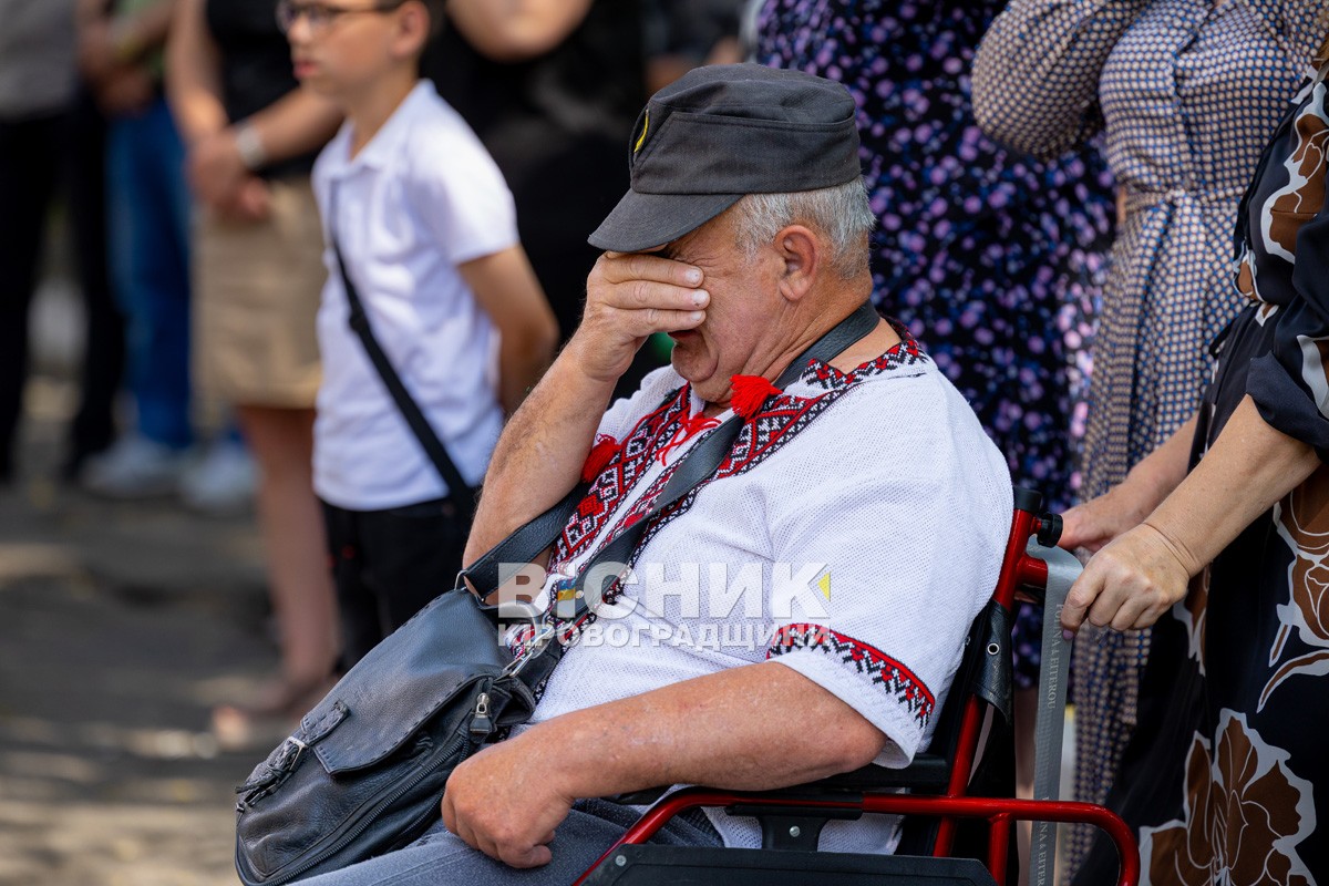 У Світловодську відкрили меморіальні дошки Сергію Батяшову та Євгену Віннікову У Світловодську відкрили меморіальні дошки Сергію Батяшову та Євгену Віннікову