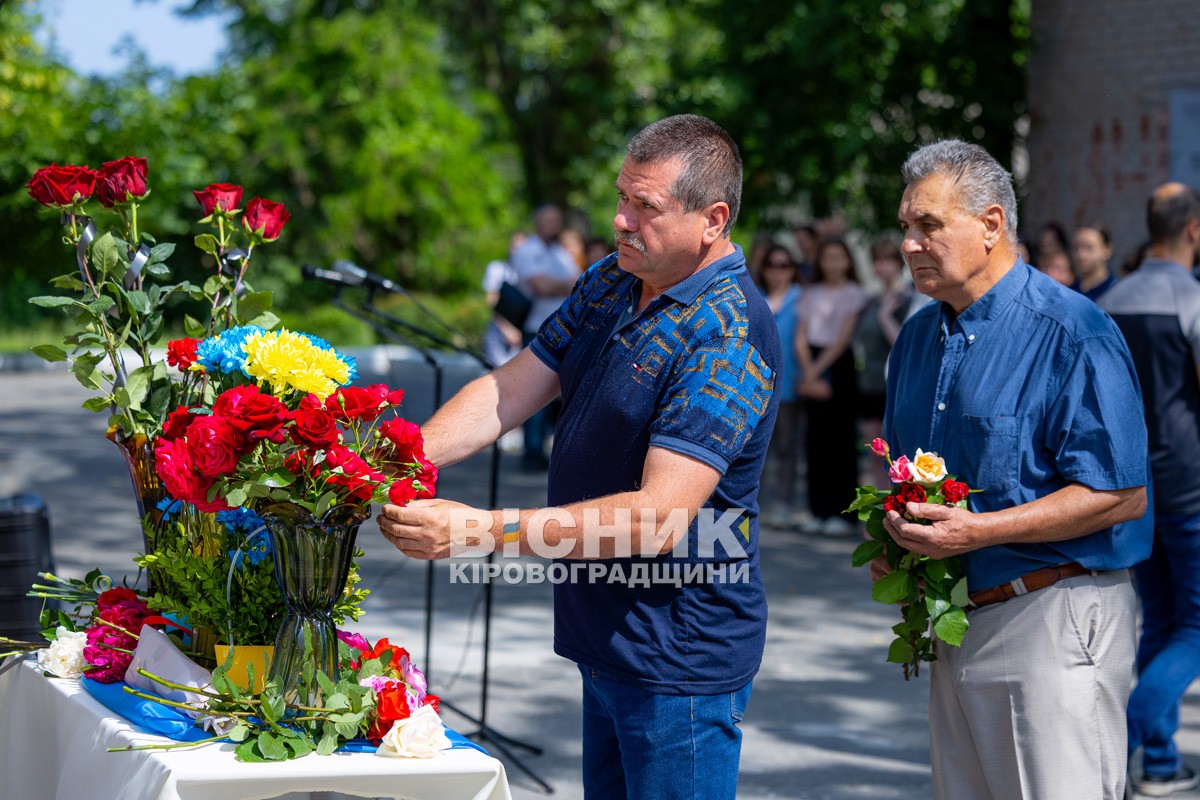У Світловодську відкрили меморіальні дошки Сергію Батяшову та Євгену Віннікову У Світловодську відкрили меморіальні дошки Сергію Батяшову та Євгену Віннікову