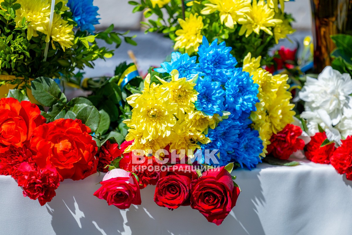 У Світловодську відкрили меморіальні дошки Сергію Батяшову та Євгену Віннікову У Світловодську відкрили меморіальні дошки Сергію Батяшову та Євгену Віннікову