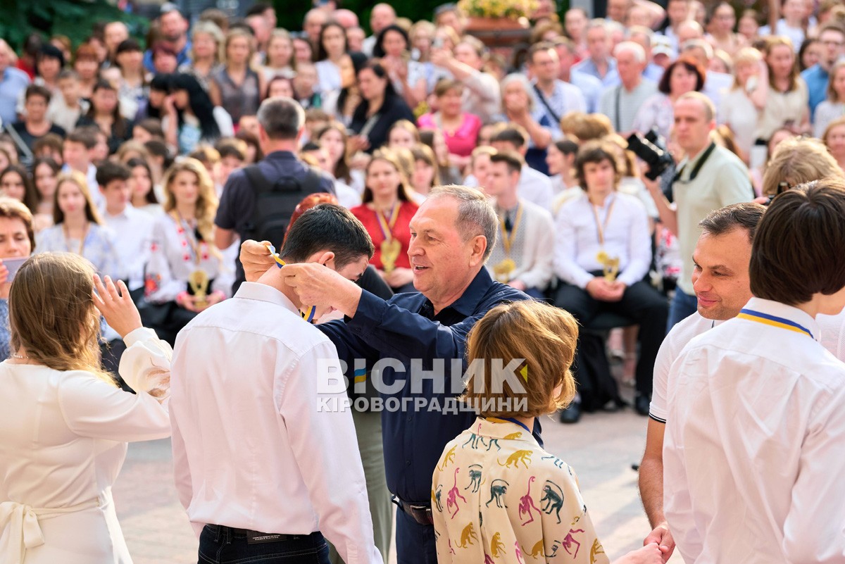 «Гордість Кропивницького»: 220 медалістів отримали відзнаки під оплески й настанови військових «Гордість Кропивницького»: 220 медалістів отримали відзнаки під оплески й настанови військових