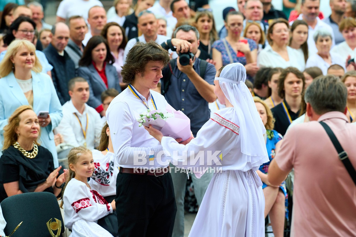 «Гордість Кропивницького»: 220 медалістів отримали відзнаки під оплески й настанови військових «Гордість Кропивницького»: 220 медалістів отримали відзнаки під оплески й настанови військових