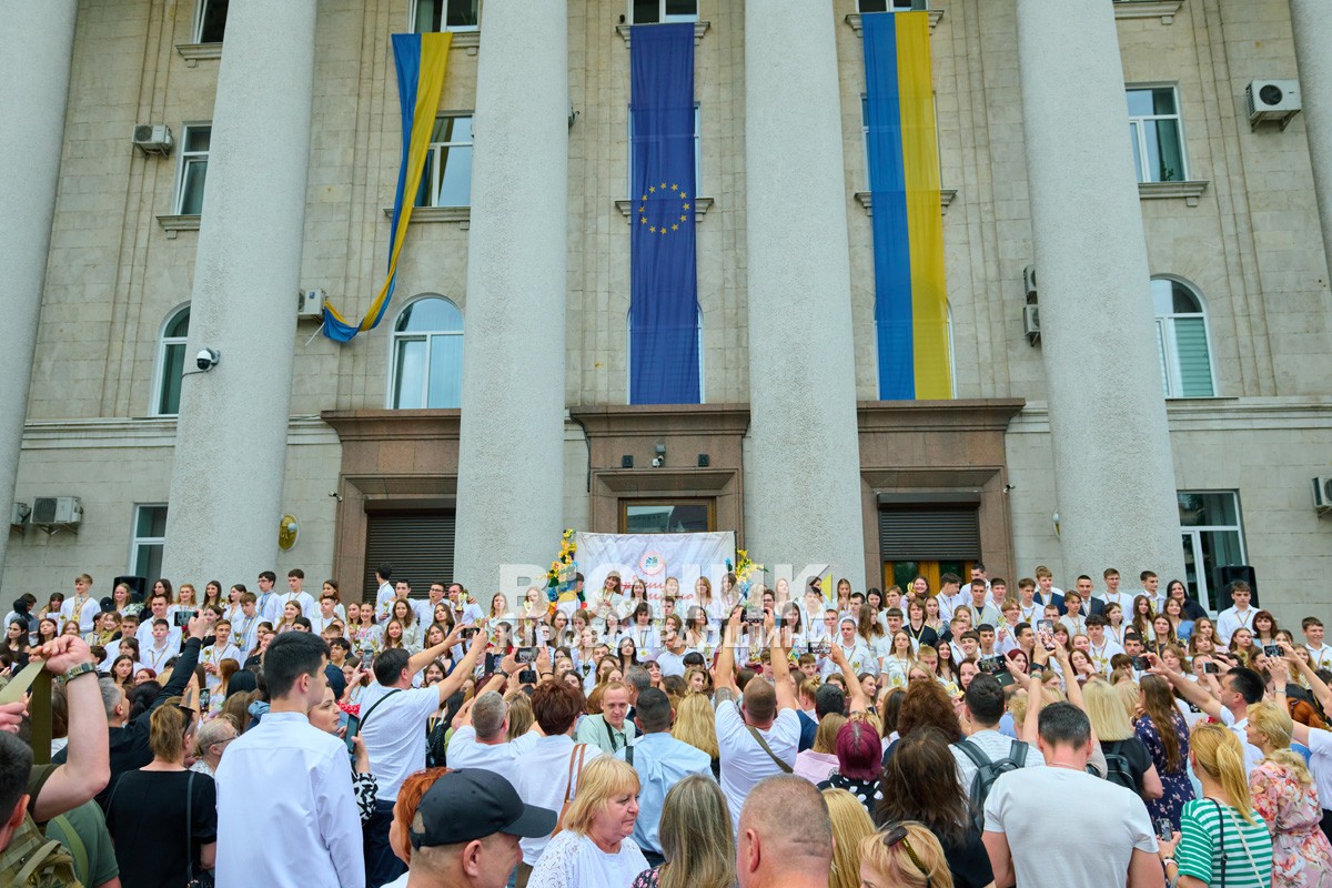 «Гордість Кропивницького»: 220 медалістів отримали відзнаки під оплески й настанови військових