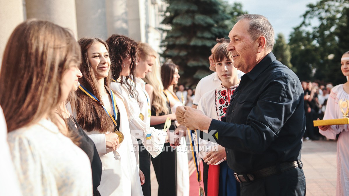 «Гордість Кропивницького»: 220 медалістів отримали відзнаки під оплески й настанови військових «Гордість Кропивницького»: 220 медалістів отримали відзнаки під оплески й настанови військових