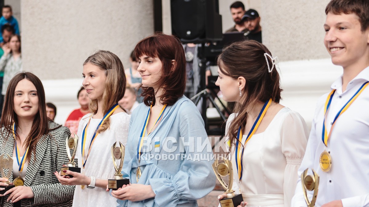 «Гордість Кропивницького»: 220 медалістів отримали відзнаки під оплески й настанови військових «Гордість Кропивницького»: 220 медалістів отримали відзнаки під оплески й настанови військових
