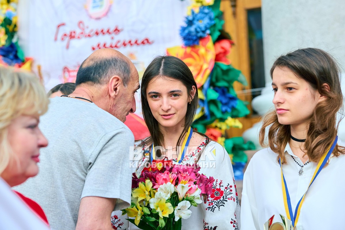 «Гордість Кропивницького»: 220 медалістів отримали відзнаки під оплески й настанови військових «Гордість Кропивницького»: 220 медалістів отримали відзнаки під оплески й настанови військових