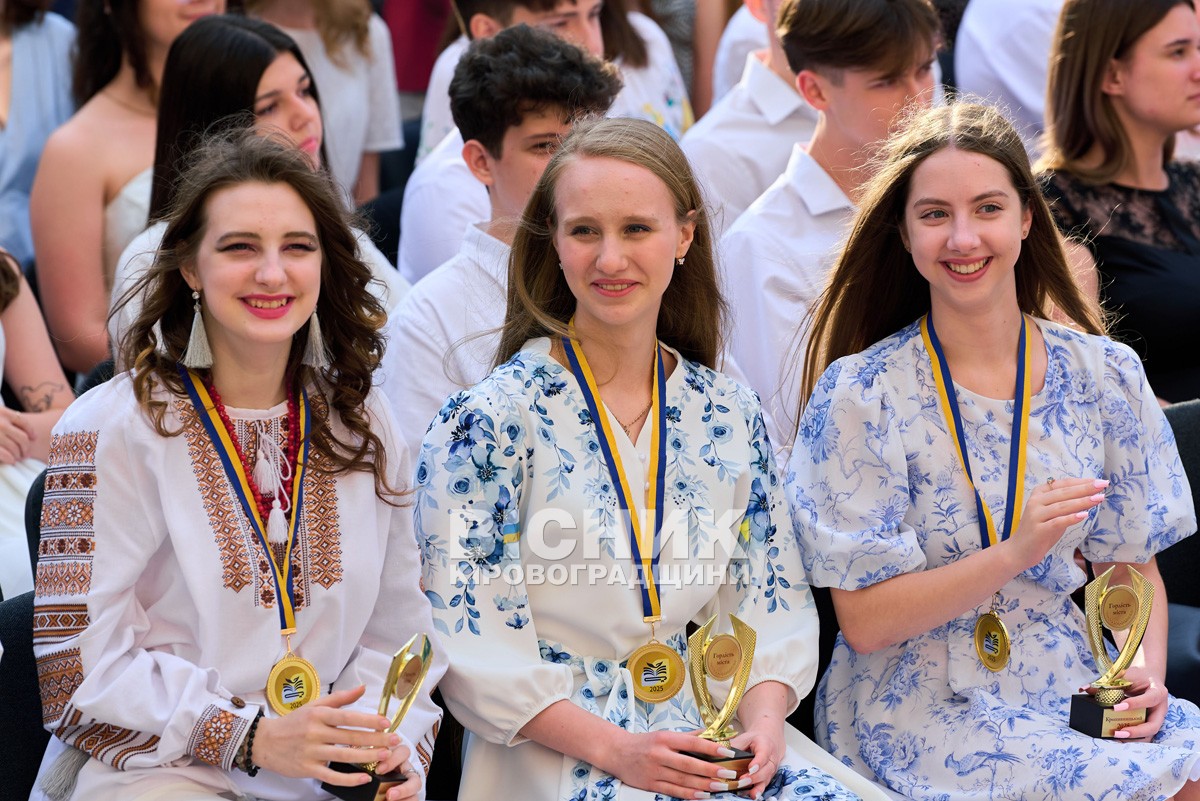 «Гордість Кропивницького»: 220 медалістів отримали відзнаки під оплески й настанови військових «Гордість Кропивницького»: 220 медалістів отримали відзнаки під оплески й настанови військових