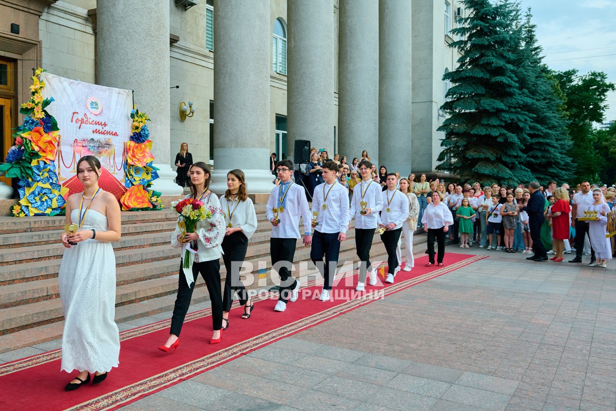 «Гордість Кропивницького»: 220 медалістів отримали відзнаки під оплески й настанови військових «Гордість Кропивницького»: 220 медалістів отримали відзнаки під оплески й настанови військових