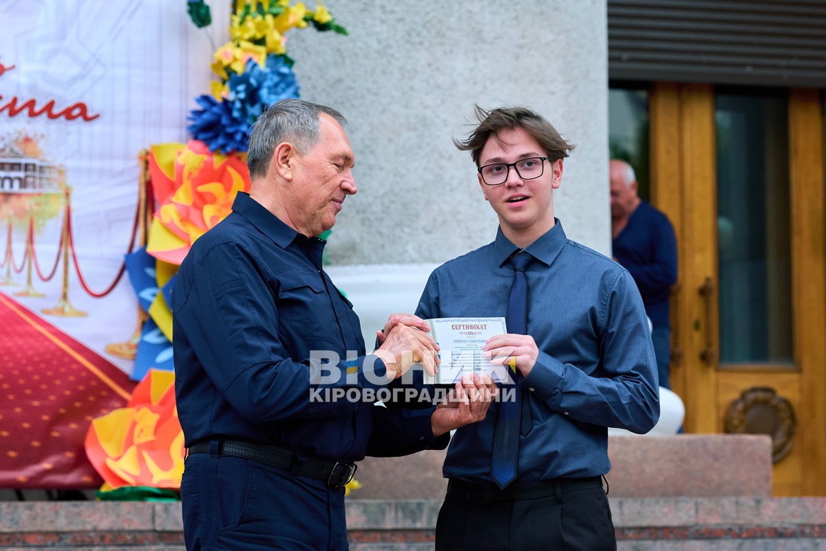 «Гордість Кропивницького»: 220 медалістів отримали відзнаки під оплески й настанови військових «Гордість Кропивницького»: 220 медалістів отримали відзнаки під оплески й настанови військових