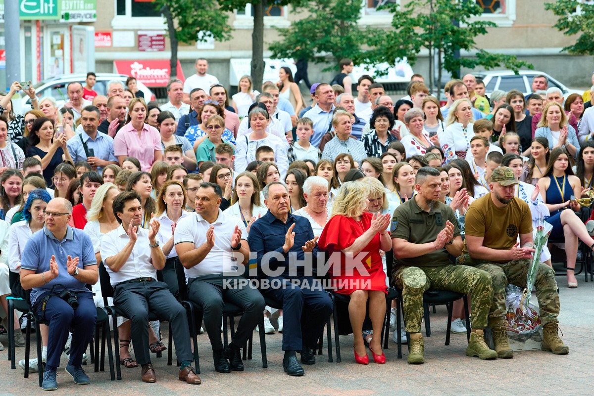 «Гордість Кропивницького»: 220 медалістів отримали відзнаки під оплески й настанови військових «Гордість Кропивницького»: 220 медалістів отримали відзнаки під оплески й настанови військових
