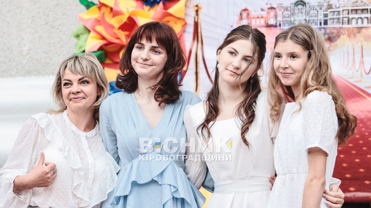 «Гордість Кропивницького»: 220 медалістів отримали відзнаки під оплески й настанови військових «Гордість Кропивницького»: 220 медалістів отримали відзнаки під оплески й настанови військових