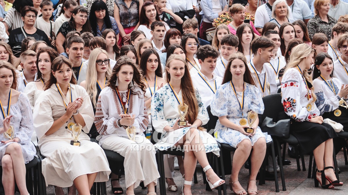 «Гордість Кропивницького»: 220 медалістів отримали відзнаки під оплески й настанови військових «Гордість Кропивницького»: 220 медалістів отримали відзнаки під оплески й настанови військових