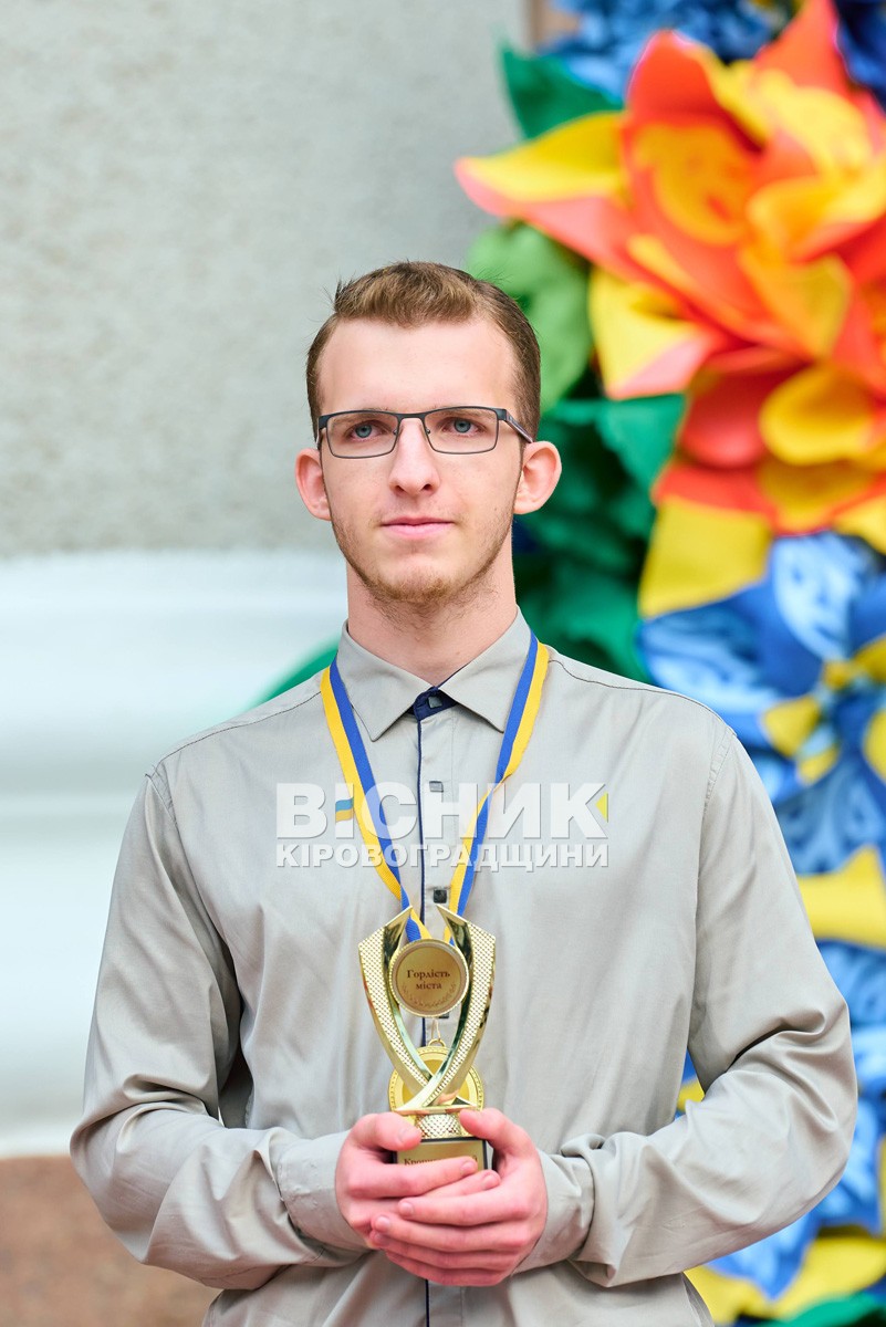 «Гордість Кропивницького»: 220 медалістів отримали відзнаки під оплески й настанови військових «Гордість Кропивницького»: 220 медалістів отримали відзнаки під оплески й настанови військових