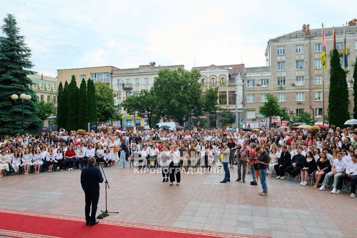«Гордість Кропивницького»: 220 медалістів отримали відзнаки під оплески й настанови військових «Гордість Кропивницького»: 220 медалістів отримали відзнаки під оплески й настанови військових