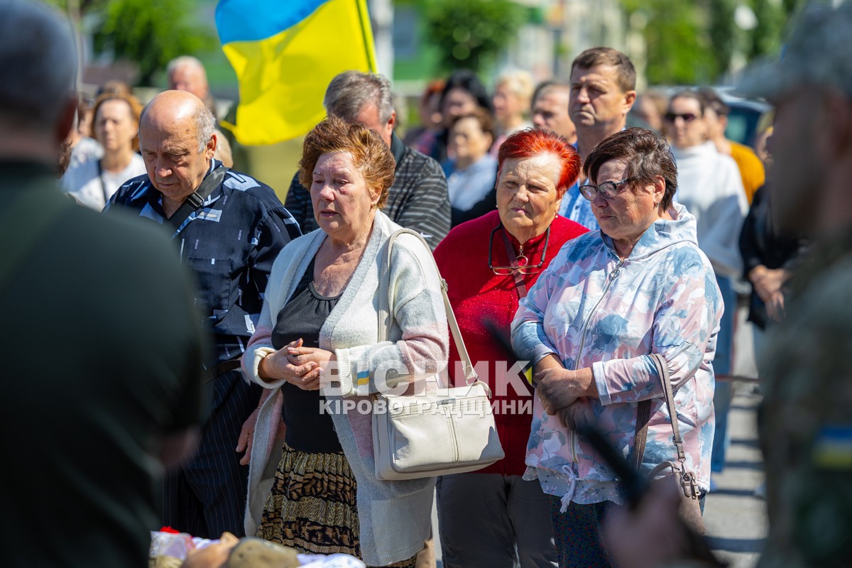 У Світловодську провели в останню земну дорогу захисника України Андрія Чорного У Світловодську провели в останню земну дорогу захисника України Андрія Чорного